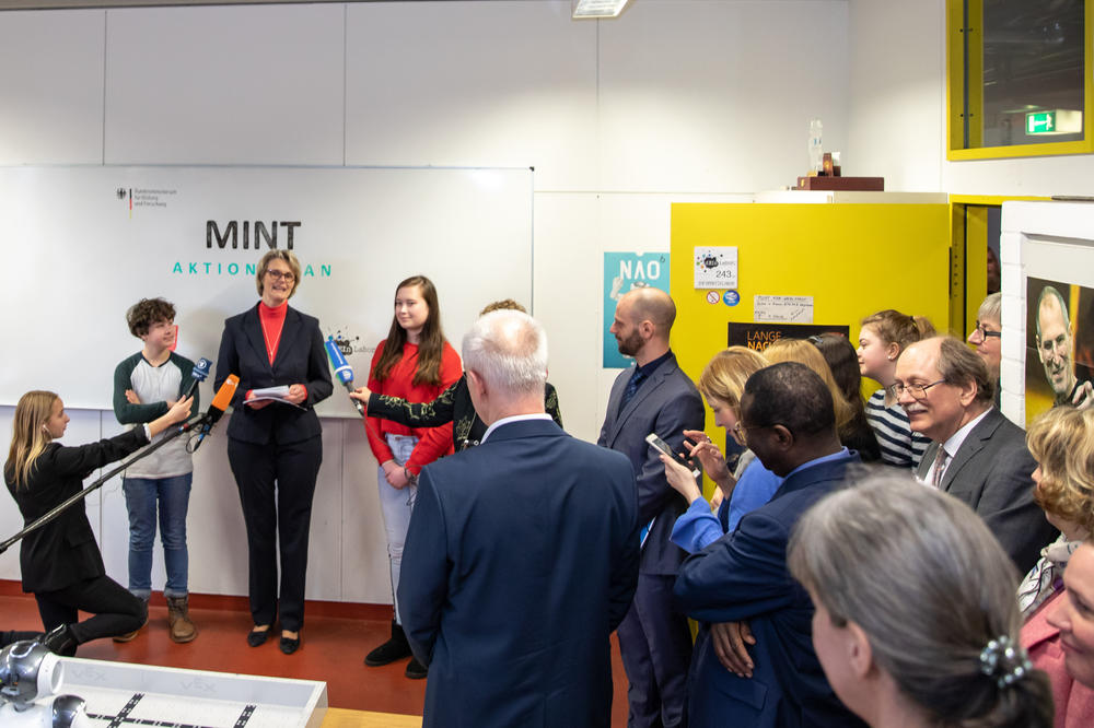 Education Minister Anja Karliczek’s presentation of the Ministry’s MINT Action Plan to the student laboratory at Technische Universität also attracted interest from the media.