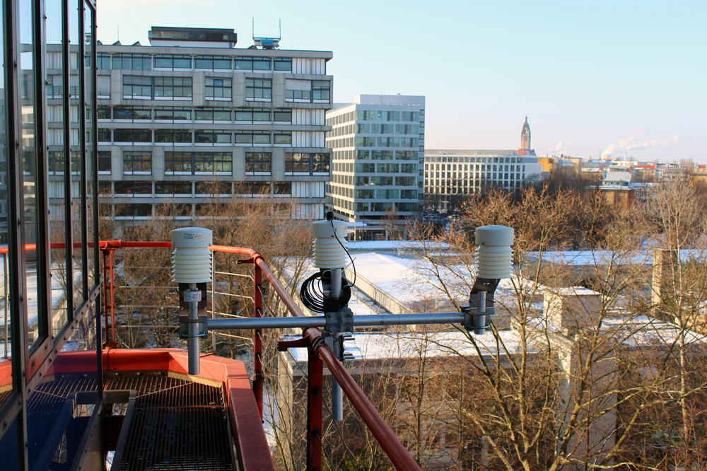 Taken from the air: On the facade of the Mathematics building at TU Berlin, researchers collect data such as air temperature, humidity, and solar radiation.
