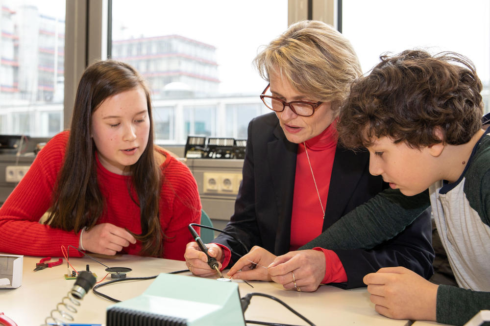 Guided by two eighth-graders: German Federal Education Minister Anja Karliczek in the dEIn school lab.